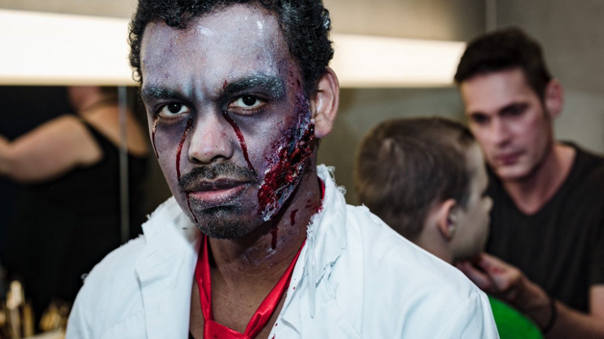 Verkleed je als zombie, mummie of dracula en loop mee met de engste wandeling van het jaar! De organisatie van de Rotterdam Zombie Walk vertelt wat we kunnen verwachten. > bit.ly/2CCfaq2