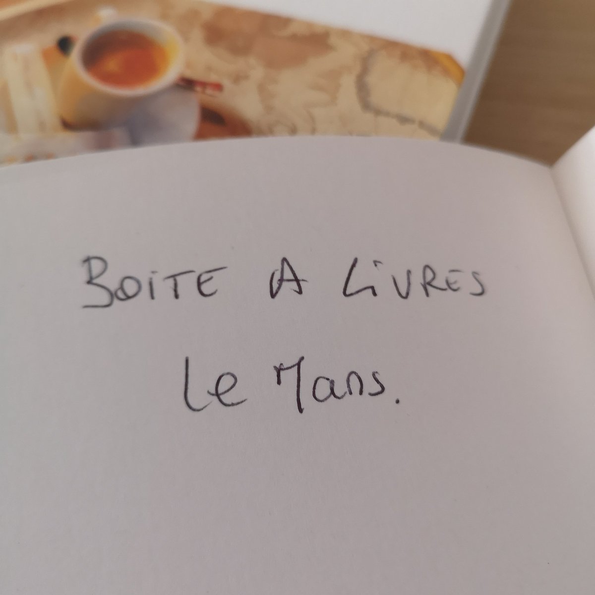 Technique pour que les livres déposés dans les boîtes à livre ne soient pas revendus (on l'espère) : écrire au dos de la 1ère de couverture. Avec <a href="/JulienCosimi/">Julien</a>
#LeMans #Sarthe #livre