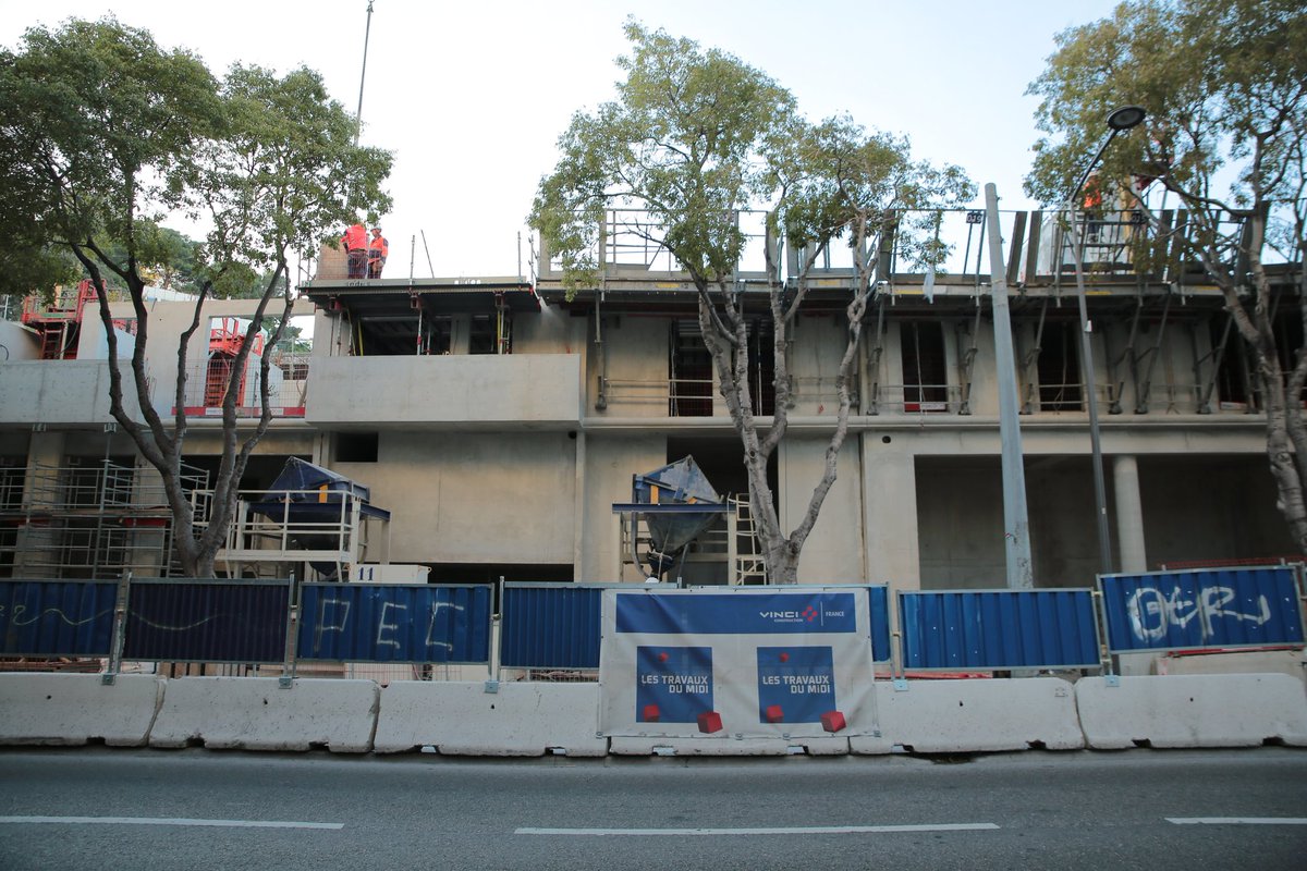 DavidLaMars's tweet photo. Vinci parade sur la tour de Jean Nouvel. On en oublierait que son monolithe blafard qui s'élève boulevard de la Corderie cache désormais complètement le rempart de 1669 et la carrière grecque du VIe av. JC. Et on n'est encore loin du R+8 !  #Marseille #urbanisme https://t.co/atyJC8JrlZ