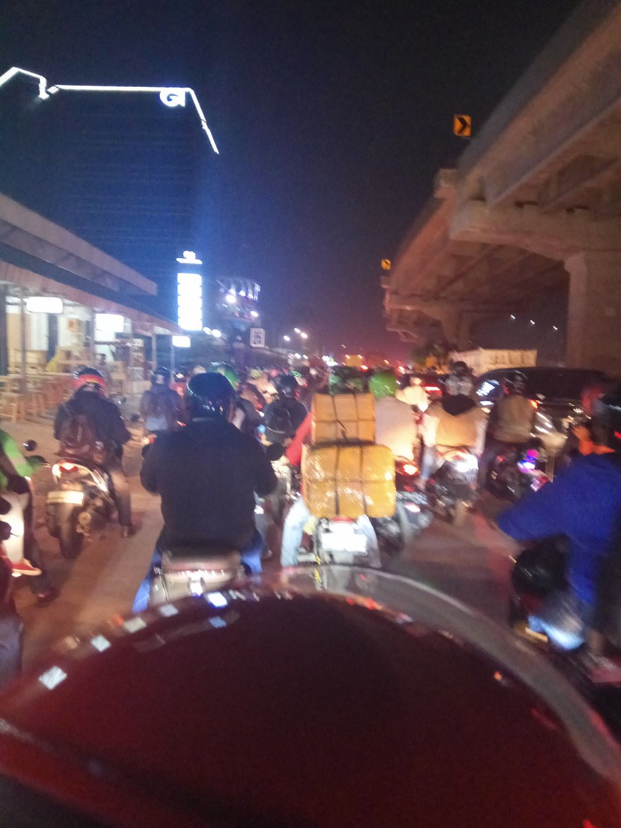 nditTUdita's tweet photo. Macet apa ya ?? @TMCPoldaMetro @lewatmana https://t.co/YwEnwlijZi