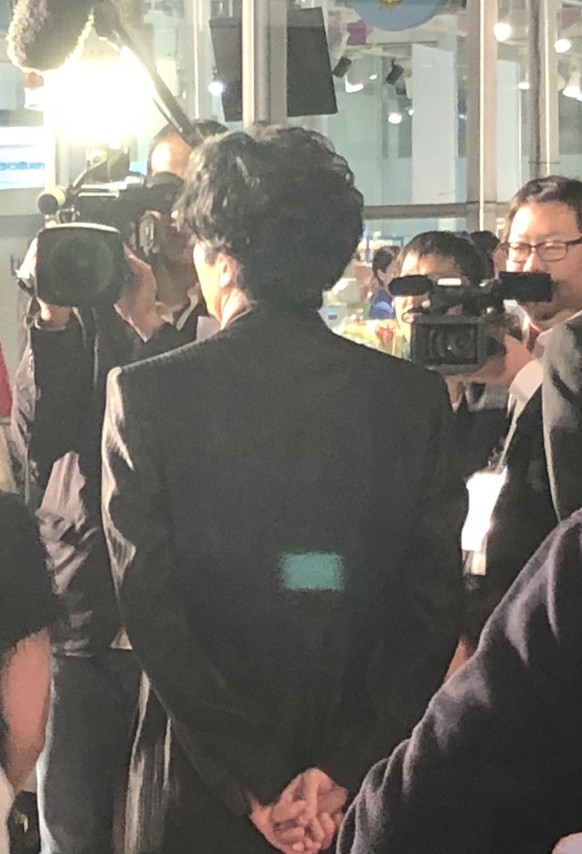Kumiko 右手の握り方が結構複雑ですよねw インタビューを受けている時の姿勢 手を後ろで組むか前で組むか横に添えるか 今度からそこに注目したいと思いす
