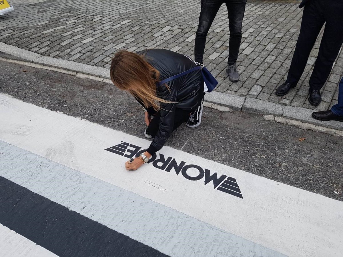 Instalamos pasos de peatones en #3D en Maia (Portugal) para concienciar a los conductores sobre la importancia de reemplazar los #amortiguadores desgastados. facomunicacion.com/noticias/monro…