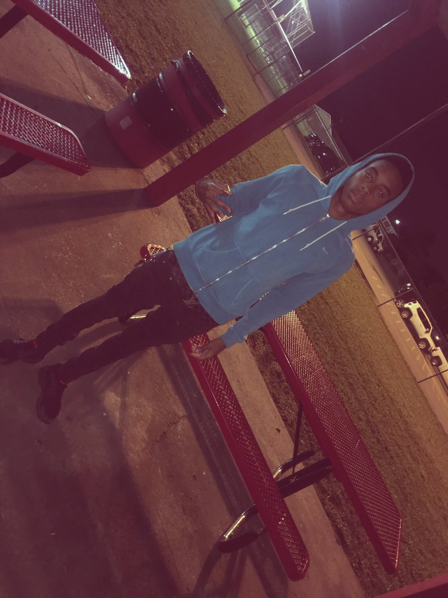 Teestatus3's tweet image. Can't trust nobody, can't let'em get me caught up #pointmade🎲