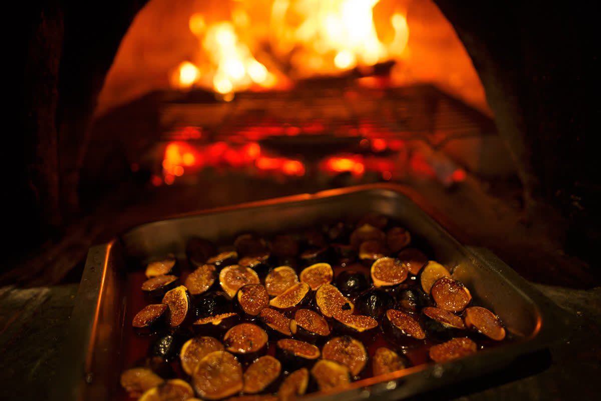 Breathing fire into our food. #smokey

📷: Claire Gunn

#cwmaison #woodenfire #onfire #upinsmoke