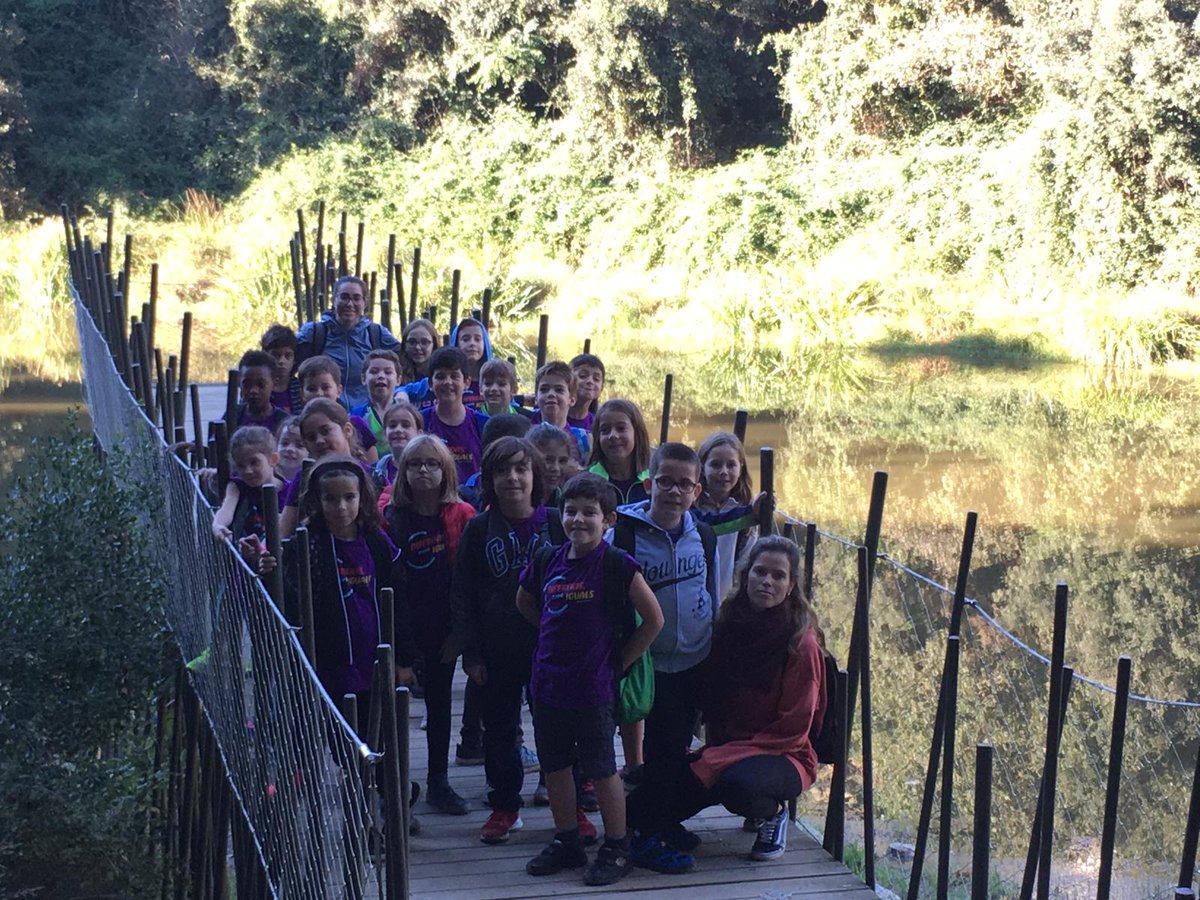 escolapiabalmes's tweet photo. 3rPRIMÀRIA: Els alumnes de 3r estem d’excursió al pantà de Vallvidrera, caminem, observem el pantà, el dibuixem, enfortim els vincles del grup. FEM ESCOLA FORA DE LES AULES! #3PRIEPB https://t.co/rrC3IBehVq