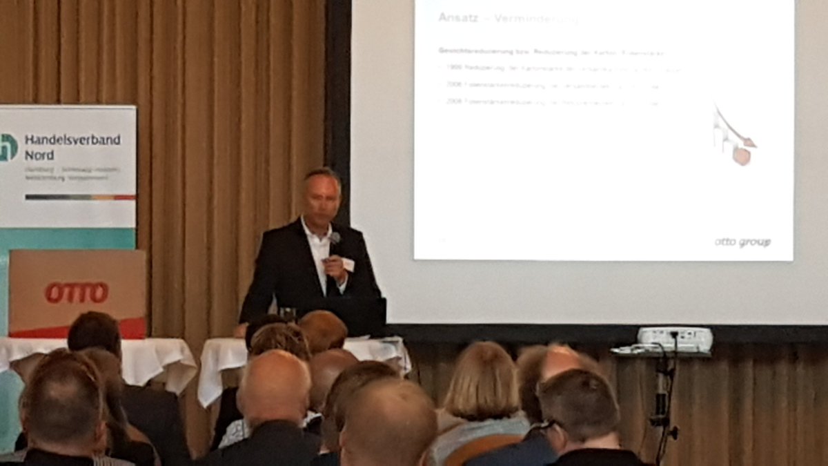 hvnord's tweet photo. Mehrwegverpackungen im Versandhandel sind beim Kunden nur schwer durchsetzbar, erklärt Olaf Dechow von der @Otto Group beim #HVNord. Es gibt keine einfachen Lösungen gegen die Verpackungsflut @HDE https://t.co/qNqlP2qDgU