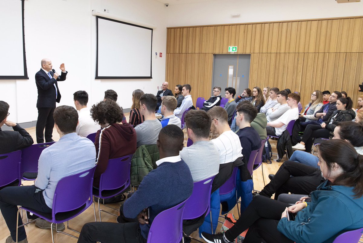 Great to be at @DublinCityUni today to talk about why it’s time for change at the Áras. #Aras18 #TimeForChange #sean4president