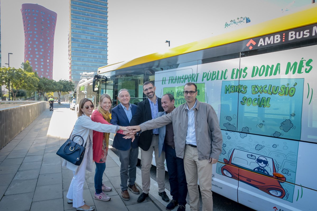 NOTA DE PREMSA: L’AMB i la PTP <a href="/transportpublic/">PTP ~ Associació Promoció del Transport Públic</a> han presentat aquest matí a l' #Hospitalet de #Llobregat  els autobusos vinilats i la web de la campanya "El transport públic ens dona més". #canvidhabitsAMB #eltransportpúblicensdonamés --> Link: bit.ly/2CFWUwf