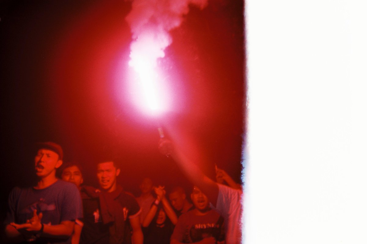 🇮🇩 “I wanted to show the atmosphere of an Indonesian derby. It's similar to other places, entertainment for the people who are tired of work. But it is also different for Bandung fans or Jakarta fans, where I see football is like a religion.” 📸: @HanfRmat ⚽️🌏