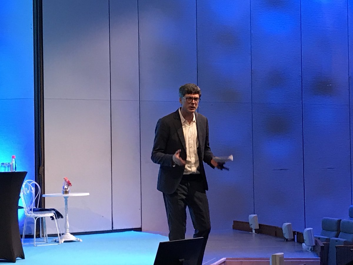 BuildSust2020's tweet image. ”Över 80% av medierna använder en katastrof rapportering. Vårt samhälle lider av kollapspornografi. Positiva sociala normer, 3:1 stödjande framing, lätt att göra rätt (nudging), direkt feedback och story telling är 5 antidoter till våra inbyggda barriärer” -Per Espen #buildsust18