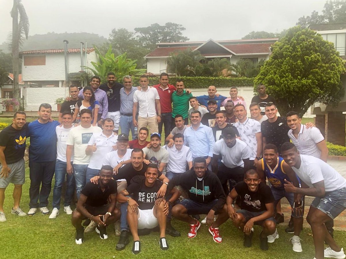 Junto a los #guerreros que ilusionan a toda una región. Vamos #amigos #leopardos, continúen siendo valientes que estamos con ustedes. ¡Siempre adelante santandereanos! ¡Vamos mi #AtléticoBucaramanga del alma! 💪