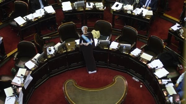 Recién 2.45 de la mañana liberaron a los detenidos tras la represión de la policía de <a href="/horaciorlarreta/">Larreta</a> 
Y Luego en #Diputados el gobierno de <a href="/mauriciomacri/">Mauricio Macri</a> logro dar media sanción a la ley de #Presupuesto2019
que implica un ajuste brutal para el año entrante a pedido del #FMI