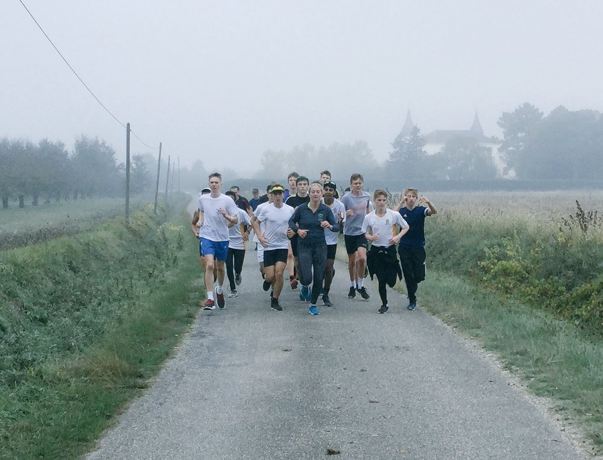 HamptonRowing's tweet photo. Fog-goodness sake! It must be time for interval hill runs with Miss Slator in #Temple2018 #haventthefoggiest https://t.co/oHp38Oans2