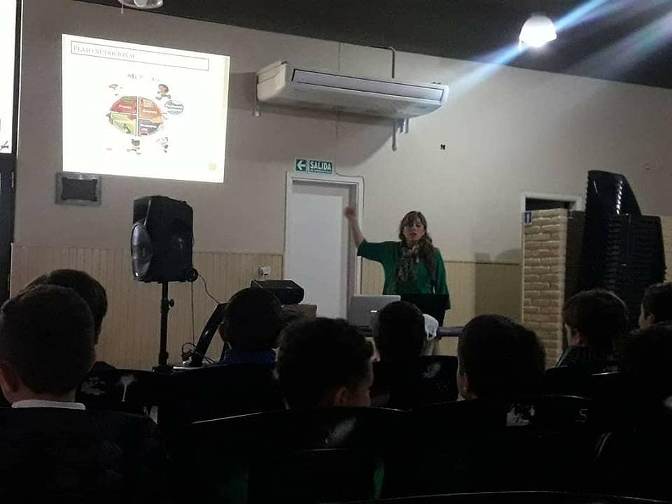Bocalan1's tweet photo. Ayer en Ades, se brindó el Taller De Nutrición, junto a los pequeños de Fútbol Infantil y algunos papás que se hicieron presentes.
 
La charla fue brindada por la Lic. Soledad Fondovila, quien orientó a los pequeños para adoptar hábitos saludables a la hora de elegir qué comer. https://t.co/nKu30WOzzh