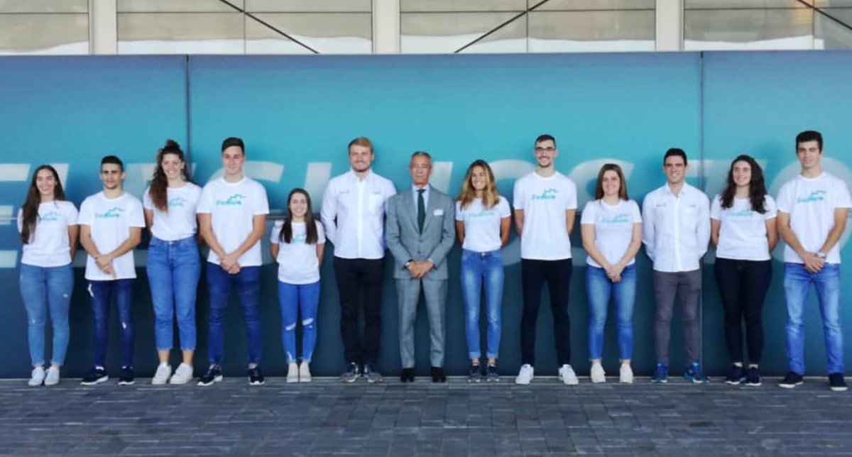 Estos somos los novatos este año 😇😇😇 junto con los grandes <a href="/DGarciaPodium/">Diego García Carrera</a>  y <a href="/MCooperPodium/">Marcus Cooper Walz</a>  en <a href="/becaspodium/">Becas Podium</a>  ¡agradecida de esta gran oportunidad!  #FamiliaPodium