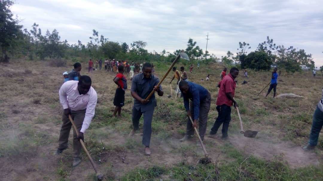 CHalmashauri's tweet photo. #VITUO VYA AFYA
Mkrugenzi Mtendaji wa Halmashauri ya Wilaya ya Chato leo ameungana na wananchi wa kata ya Bwina kusafisha eneo kwa ajili ya ujenzi wa kituo cha Afya cha kata hiyo, kukamilka kwa kituo hicho kitahudumia zaidi ya wananchi 11,000 wa vijiji vya Mbuye, Mulumba na Bwina https://t.co/u5XH1AyzwG