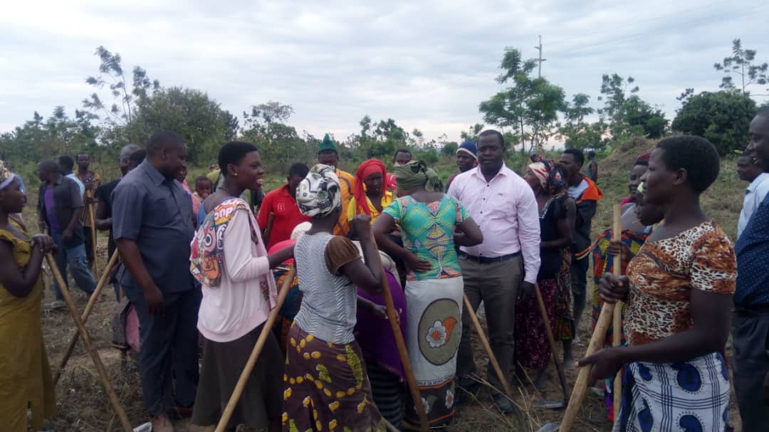 CHalmashauri's tweet photo. #VITUO VYA AFYA
Mkrugenzi Mtendaji wa Halmashauri ya Wilaya ya Chato leo ameungana na wananchi wa kata ya Bwina kusafisha eneo kwa ajili ya ujenzi wa kituo cha Afya cha kata hiyo, kukamilka kwa kituo hicho kitahudumia zaidi ya wananchi 11,000 wa vijiji vya Mbuye, Mulumba na Bwina https://t.co/u5XH1AyzwG