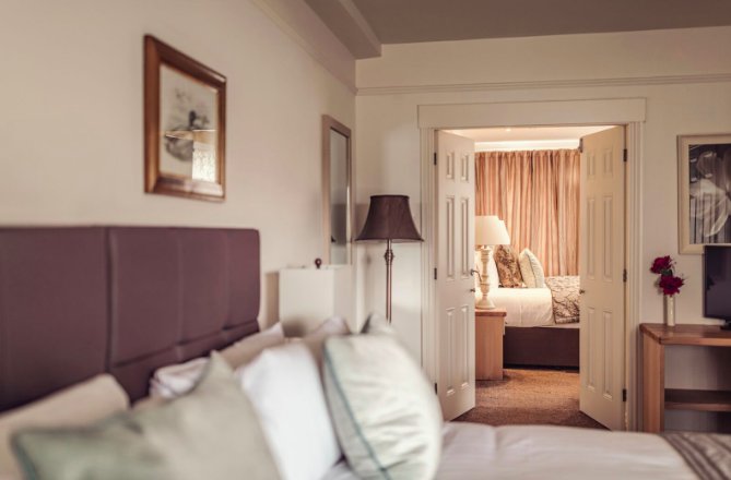 Need ideas on how to spend New Year? Come and stay with us! Book the 31st Dec and 1st Jan for dinner, bed and breakfast for only £305.00pp. You can even enjoy complimentary Afternoon tea on arrival! T&amp;C's apply.
Book Direct: regentlakes.co.uk

#NYE #staywithus