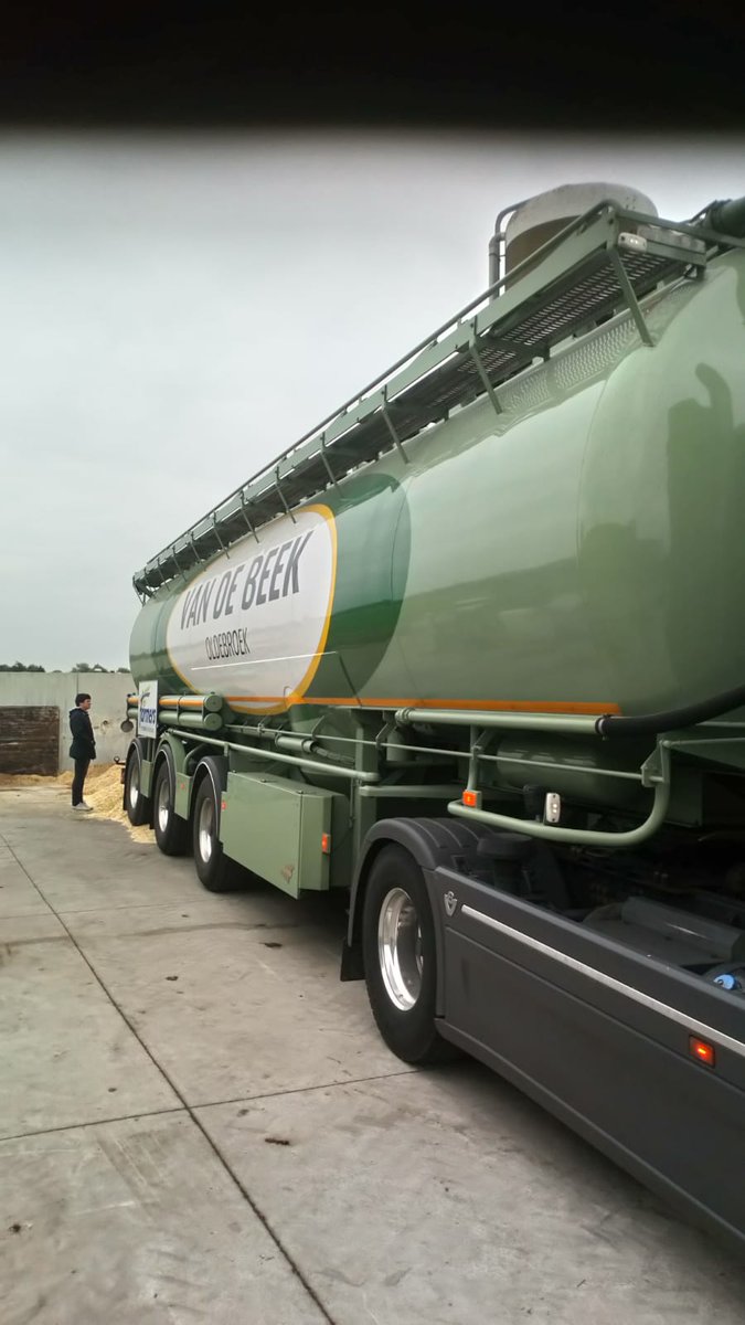 jbdkvdb76's tweet photo. On the road....... Ff de kunst afkijken en dan over een paar maanden #scaniav8 #bulktransport #geitenbrok #farmers https://t.co/4oaqCYdwXW