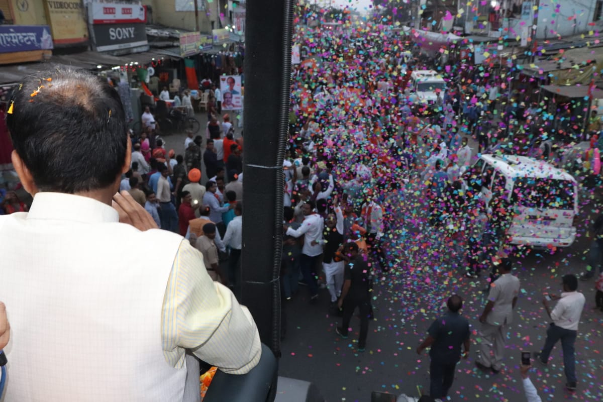 AbharYatra's tweet image. जबलपुर कैंट पहुंची #JanAshirwadYatra का क्षेत्रीय निवासियों ने आत्मीय स्वागत किया। श्री @ChouhanShivraj को आशीर्वाद देने हेतु हर समुदाय के नागरिक, बेटियाँ, माताएँ-बहनें उपस्थित थीं। उत्साहित नागरिकों द्वारा पुष्पवर्षा ने नगर में उत्सव का वातावरण बना दिया है। #SamriddhMP