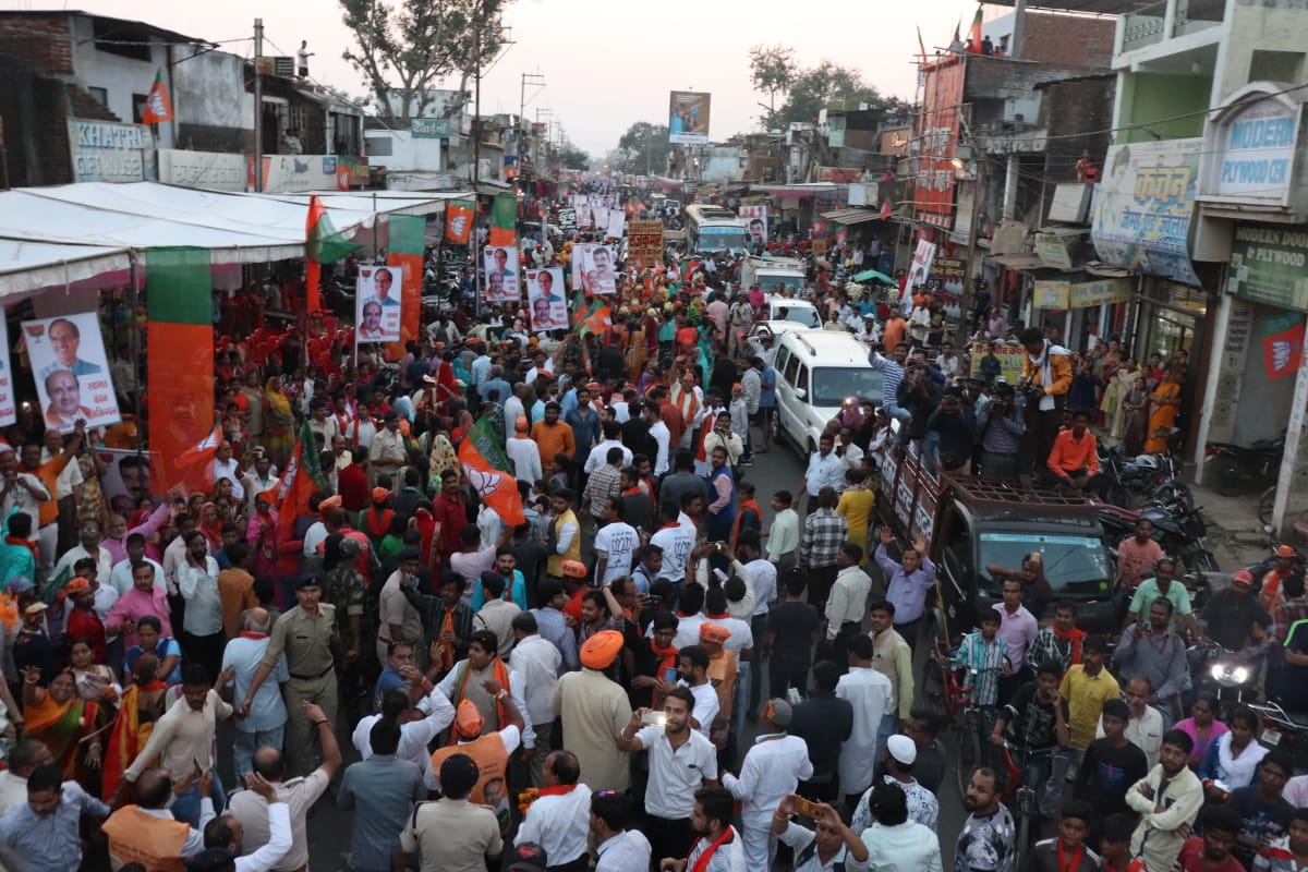 AbharYatra's tweet image. जबलपुर कैंट पहुंची #JanAshirwadYatra का क्षेत्रीय निवासियों ने आत्मीय स्वागत किया। श्री @ChouhanShivraj को आशीर्वाद देने हेतु हर समुदाय के नागरिक, बेटियाँ, माताएँ-बहनें उपस्थित थीं। उत्साहित नागरिकों द्वारा पुष्पवर्षा ने नगर में उत्सव का वातावरण बना दिया है। #SamriddhMP