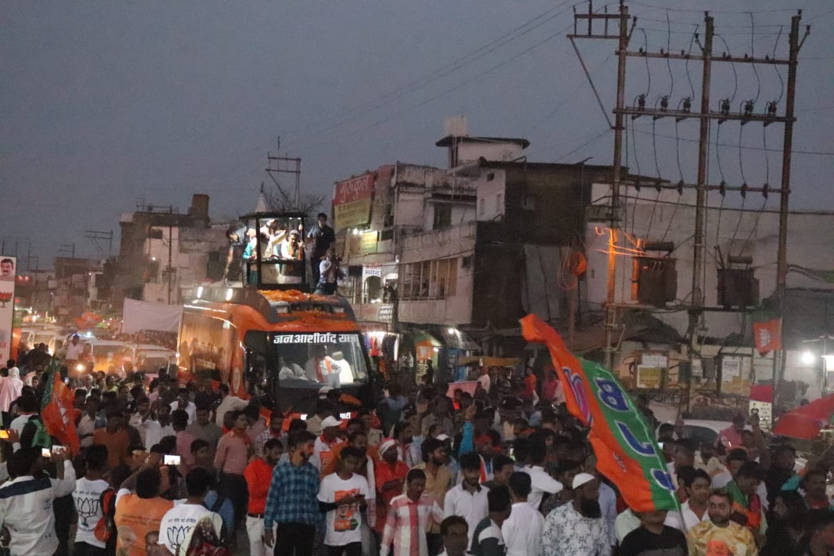 AbharYatra's tweet image. जबलपुर कैंट पहुंची #JanAshirwadYatra का क्षेत्रीय निवासियों ने आत्मीय स्वागत किया। श्री @ChouhanShivraj को आशीर्वाद देने हेतु हर समुदाय के नागरिक, बेटियाँ, माताएँ-बहनें उपस्थित थीं। उत्साहित नागरिकों द्वारा पुष्पवर्षा ने नगर में उत्सव का वातावरण बना दिया है। #SamriddhMP