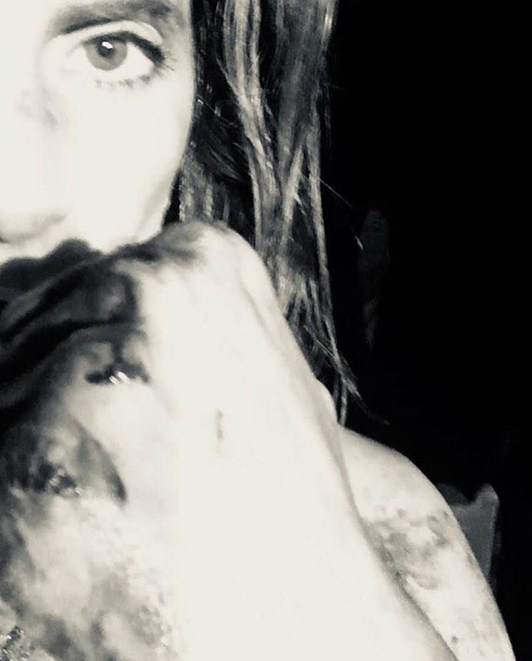 stana_katic_fr's tweet image. A new  #AbsentiaS2 #BTS pic of #StanaKatic,  the best way to start the thursday ! 😊👁🙌
4 : ( #BTS pic posted by @CaraTheobold )