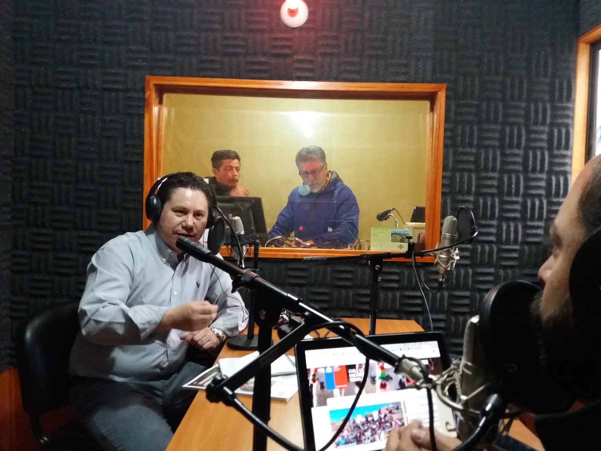 IndapLosLagos's tweet photo. Dir. Reg.@IndapLosLagos @gomezhofmann  destaca ahora en "Cafe Express" de @FMConquistador 91.7 en #PuertoMontt el trabajo institucional y desafíos de #INDAP con foco en asociatividad, trabajo con #JóvenesRurales #MujeresRurales y desarrollo integral  #AgriculturaFamiliarCampesina https://t.co/jMSBjOLYyE