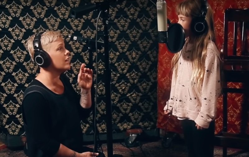 papelpop's tweet photo. P!nk grava com sua filha versão fofa de A Million Dreams, música da trilha sonora de O Rei do Show! https://t.co/OQzUUyJVvW https://t.co/W37aagXSPv