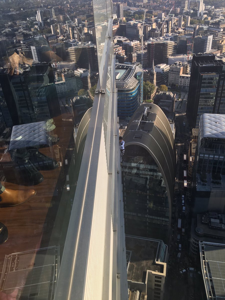 SFMichaelHolt's tweet photo. This guy is currently scaling our office. 37th floor and counting...
#SalesforceTower #HeronTower 
@frenchspiderman #Climber #SushiSamba #TheresALift https://t.co/LJ0tLS0xoF