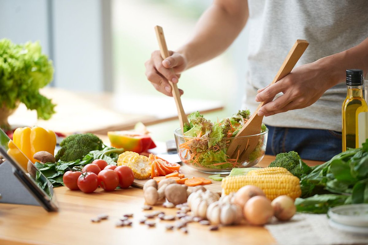 HarvardHealth's tweet photo. There is no "one size fits all" approach when it comes to #weightloss. However, research does support certain universal behaviors. #HarvardHealth #HealthyLiving https://t.co/jGSN091lB1 https://t.co/r53bMjB5w3