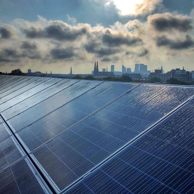 SonjaEijk's tweet photo. Met stip mijn favoriete project. Dak De Nieuwe Regentes, van Haags Opgewekt. Vanavond geopend. Dat het vandaag maar een paar kWh aan #SamenomNL heeft geleverd mag de pret niet drukken bij de Groene Regentessers. Op naar een zonnige postcoderoos toekomst. https://t.co/Z2NzgVeYW1