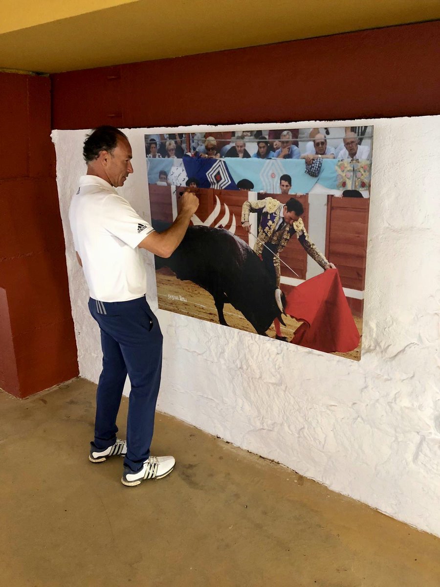 CosoLlanos's tweet photo. 🏌️‍♂️ El gran torero Pepín Liria volvió esta tarde al @CosoLlanos, aunque en esta ocasión cambió la espada y la muleta por el palo de Golf, para participar en el RETO PRO, que ha tenido lugar dentro del Torneo de Golf del Circuito #SeveBallesteros que se celebra en #Pozoblanco. https://t.co/C6czVHjpEZ