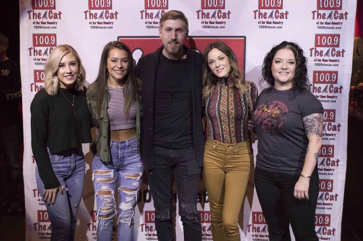 cowboycasanova's tweet photo. amazing show last night. so great to see y’all ☺️❤️ @jillianjmusic @MaddieandTae @AshleyMcBryde #ChicksWithPicks @100point9TheCat https://t.co/PwjzgMsUUQ