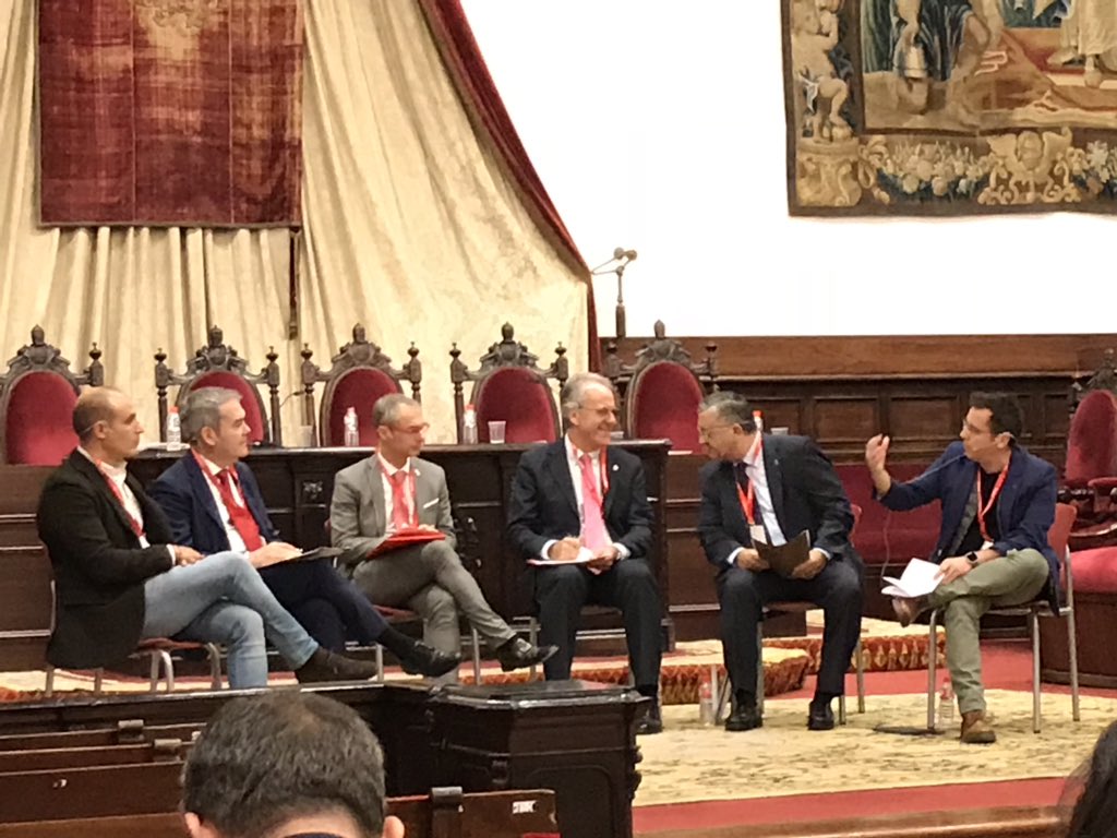 GestoriaMays's tweet image. #AlumniEspaña2018, aprendiendo sobre la colaboración entre Universidad, sociedad civil, gran empresa, pyme y micropyme. Que importante q llevemos a cabo el cambio cultural y legislativo q necesitamos en nuestro país para que todo esto no nos suene raro!!!!!!