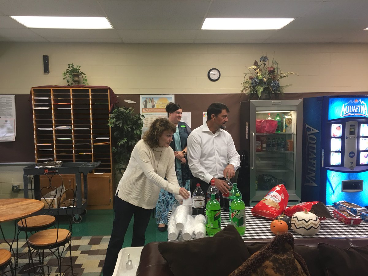 cobb1212's tweet photo. Thank You to Anniston Memorial Funeral Home for providing lunch for the faculty and staff at AES today. Also, Thank You to our PTO volunteers who allowed our teachers to have a duty free lunch. https://t.co/5DxZ1gYRmZ