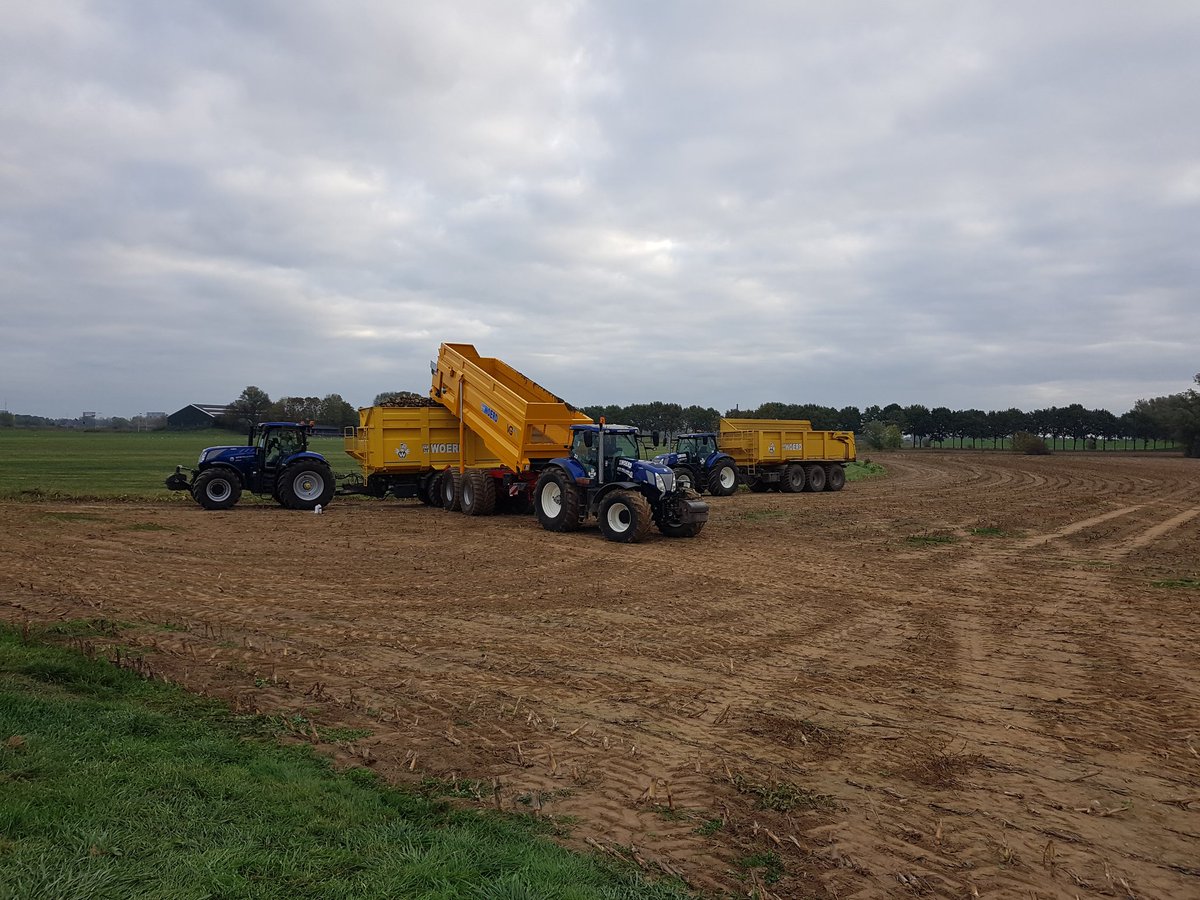 GWoerd's tweet photo. Eerste dagje met de overlaadwagen in de bieten. Lage bandenspanning in het veld en de weg blijft schoon.
#oogst2018 👍 https://t.co/fHM1KmsyN5
