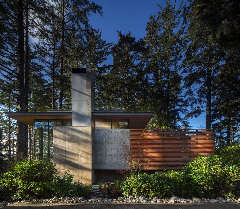 olsonkundig's tweet image. "The site is so beautiful, you can’t believe it: When you look up into the sky, you see the trees going up and the sky, looking out to the ocean, every direction in the woods." Read more about Jim Olson's Tofino Beach House project on @seattletimes: buff.ly/2Rg6s58