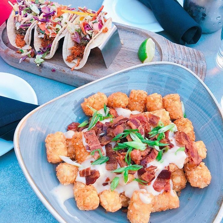 Tacos and tots are a few of our favorite things. 📷: shnackinwithstace