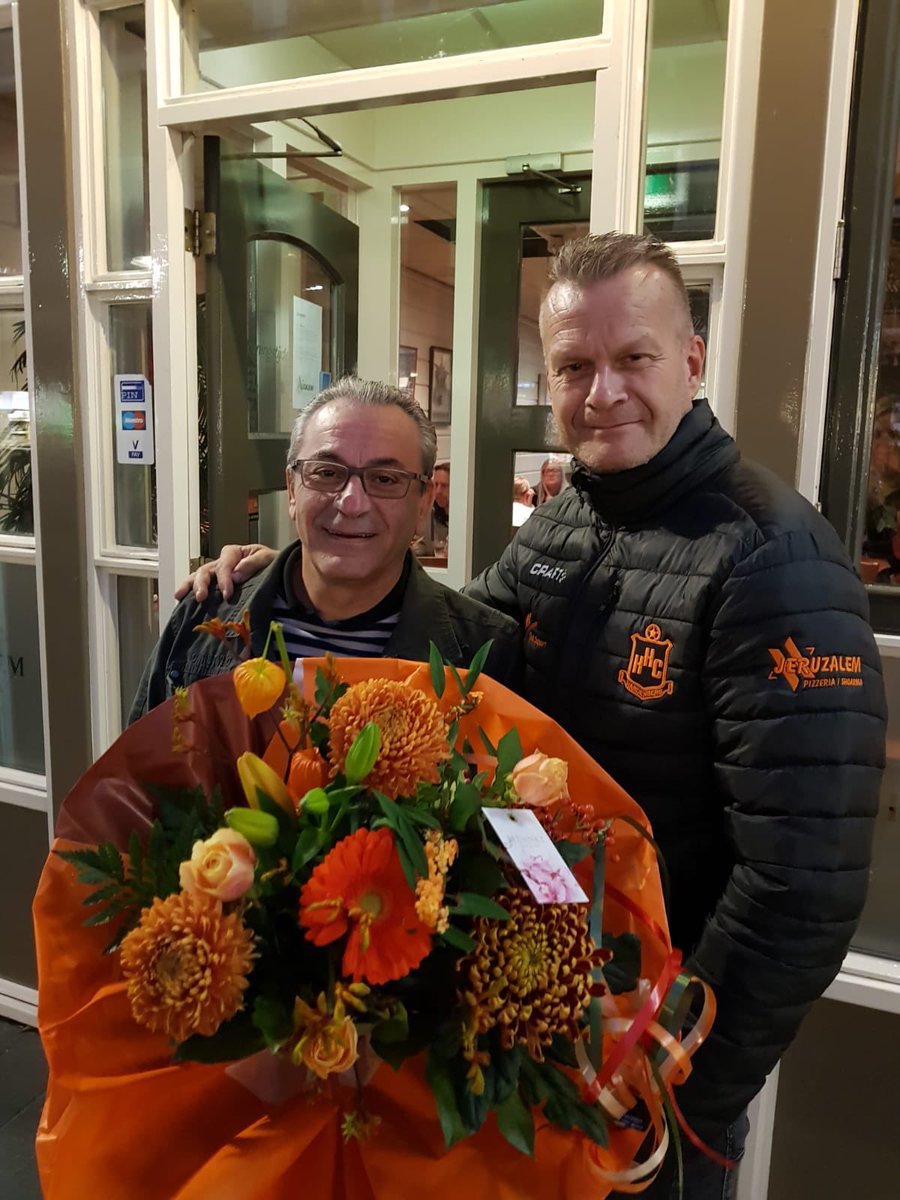 Heel veel dank aan onze sponsoren <a href="/PrinsSport/">Prins Sport H'berg</a> en Pizzeria/Shoarma Jeruzalem voor onze nieuwe outfit! #samenmakenwehhc #oranjezwart #hhcnow