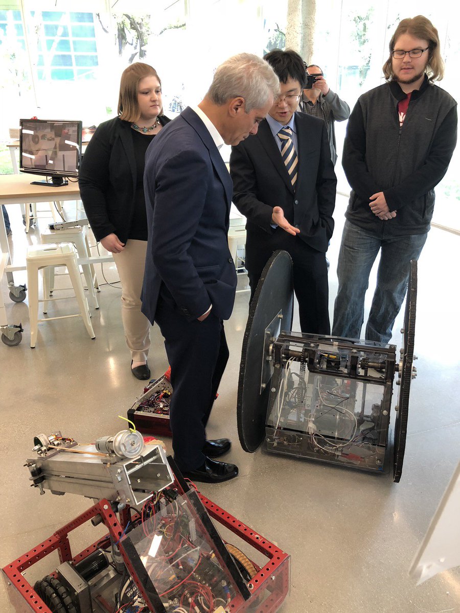 illinoistech's tweet image. @ILTech_Robotics chats with @ChicagosMayor