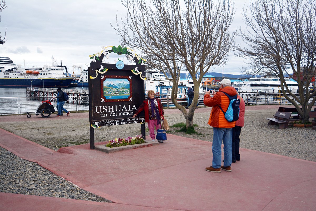 TurismoTDF's tweet photo. ยกUna foto en #TierraDelFuego! en el centro del paseo costero el cartel de Ushuaia te espera para guardar un recuerdo de tu paso por el #FinDelMundo #Ushuaia #CorazรณnDeAVentura #IconicSign https://t.co/spiTNSlyD9
