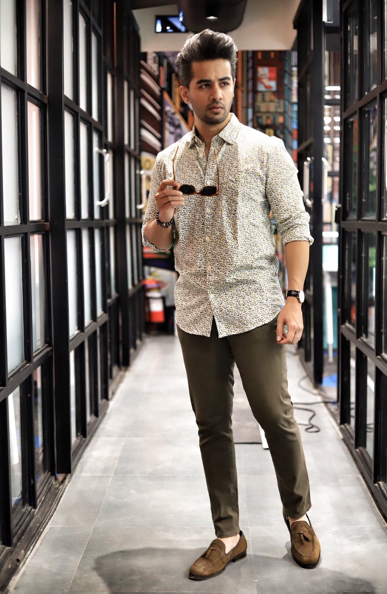 _Abix_'s tweet photo. One of my favourite date looks is a printed shirt and chinos. I also love the warmer green tones in  this mint green shirt which I paired with my green chinos from @Parx_Live_Easy . Now you have no excuse not to look sharp.
#ParxAW18 #FutureForward #FuturistCollection https://t.co/ulT1baoqVp