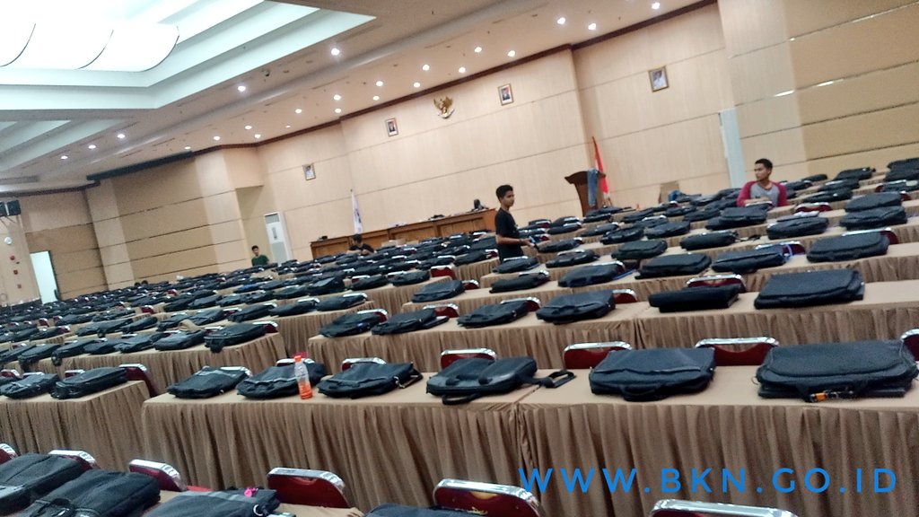 BKNgoid's tweet photo. *Mimin on report*

Situasi persiapan pelaksanaan SKD #CPNS2018 di beberapa lokasi di Jakarta (Barat, Utara, Selatan, dan Timur).

#SobatBKN yg jadwal SKDnya besok, are you ready to give ur best for the battle tomorrow? 

Make your goal to be #2019JadiASN comes true 💪 https://t.co/4MHMXFagRw