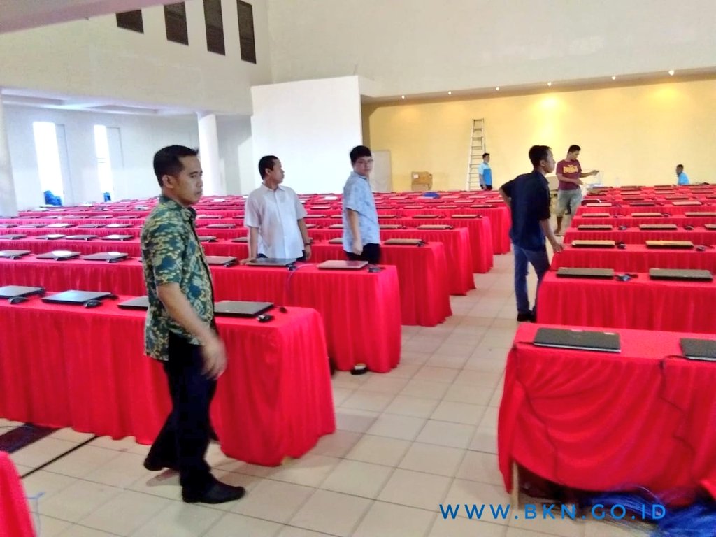 BKNgoid's tweet photo. *Mimin on report*

Situasi persiapan pelaksanaan SKD #CPNS2018 di beberapa lokasi di Jakarta (Barat, Utara, Selatan, dan Timur).

#SobatBKN yg jadwal SKDnya besok, are you ready to give ur best for the battle tomorrow? 

Make your goal to be #2019JadiASN comes true 💪 https://t.co/4MHMXFagRw