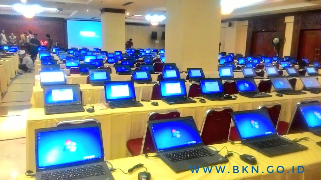 BKNgoid's tweet photo. *Mimin on report*

Situasi persiapan pelaksanaan SKD #CPNS2018 di beberapa lokasi di Jakarta (Barat, Utara, Selatan, dan Timur).

#SobatBKN yg jadwal SKDnya besok, are you ready to give ur best for the battle tomorrow? 

Make your goal to be #2019JadiASN comes true 💪 https://t.co/4MHMXFagRw