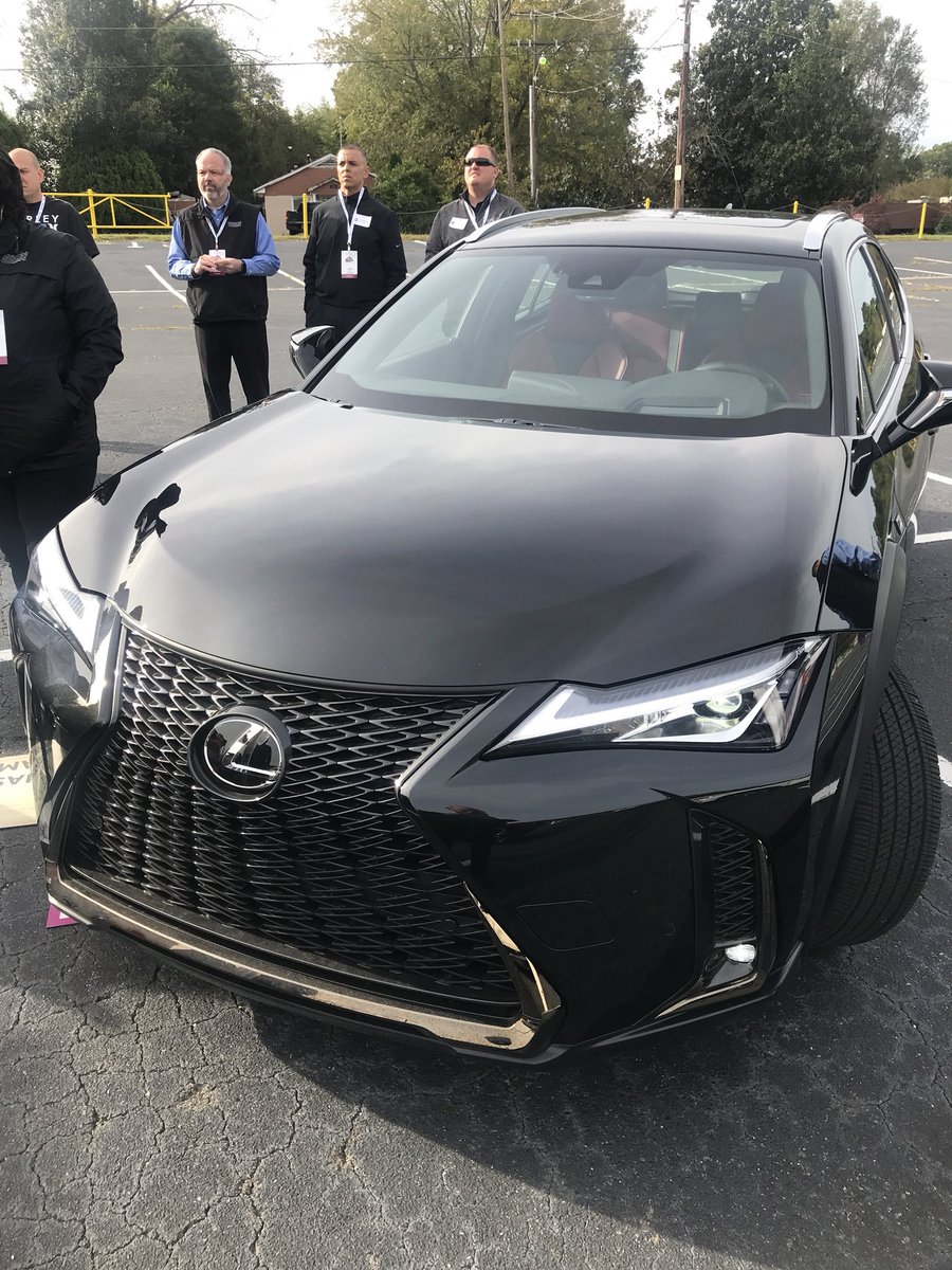 Jeff513's tweet photo. #UXLaunch #LexusUX https://t.co/iMT3Snvc69