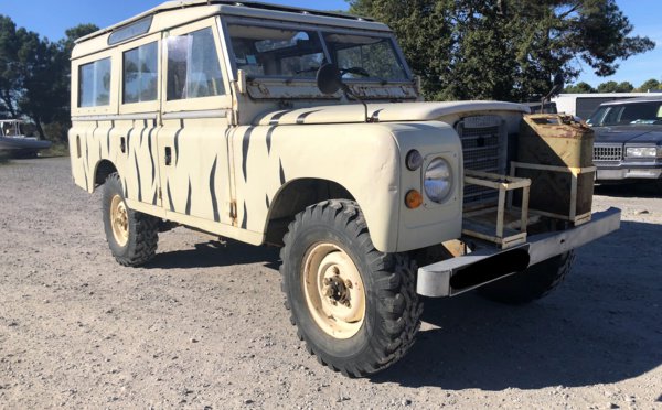PylaClassicCars's tweet photo. En vente : Land Rover 109 bache Pyla Classic Cars vous propose à la vente un Land Rover de 1970, série 109 version bâche. Moteur tournant parfaitement, la carrosserie est elle à reprendre comme l'intérieur. Un Land Rover pas cher à restaurer pour... https://t.co/zMettuYLSh https://t.co/R7Xj9d5Pdr