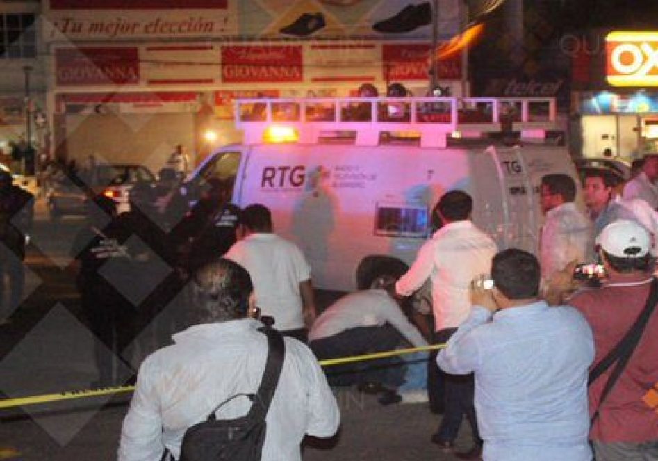 Balean camioneta de Radio y Televisión de #Guerrero y #matan a #locutor 
bit.ly/2D5ViwN