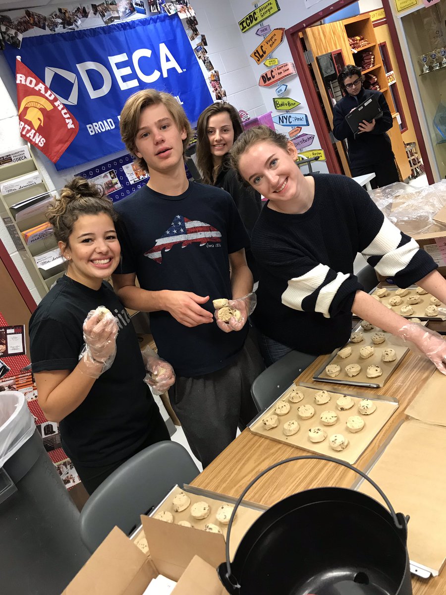 chippy_cookie's tweet photo. Another batch is goin in the oven!! Warm chocolate chip cookies 2 for $1!!! #yum #spartmart #sbe https://t.co/sKcaCQmlvO